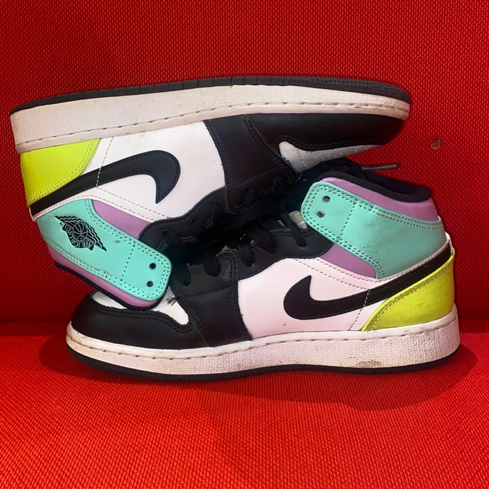 Jordan 1 mid. Kids 4Y